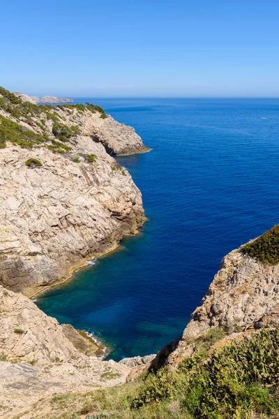 Skaliste wybrzeże z błękitnym morzem. Północno-wschodnie wybrzeże Majorki. Hiszpania — Zdjęcie stockowe