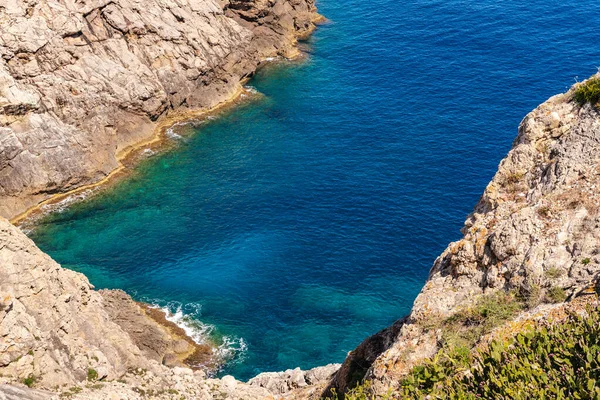 Rotskust met blauwe zee. Noordoostkust van Mallorca. Spanje — Stockfoto