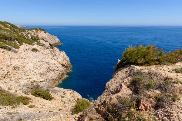 Rotskust met blauwe zee. Cala Ratjada, noordoostkust van Mallorca. Spanje — Stockfoto