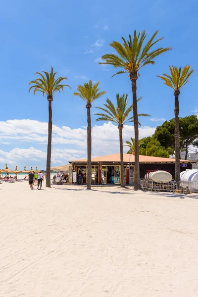 Mallorca, Spanyolország - 2019. május 11.: Alcudia strand fehér homokkal és pálmafákkal. Majorca, Spanyolország — Stock Fotó