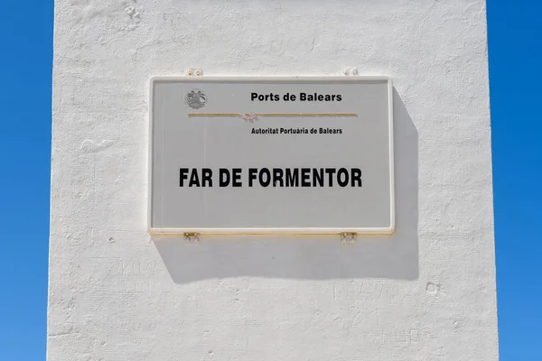Mallorca, Spanje - 6 mei 2019: Sign board of Lighthouse in Cap de Formentor aan de kust van Noord-Mallorca, Balearen, Spanje. — Stockfoto
