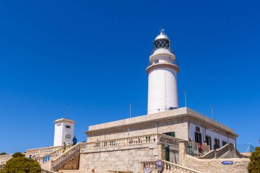 Mallorca, İspanya - 6 Mayıs 2019: Kuzey Mallorca sahilinde Cap de Formentor'da deniz feneri, Balear Adaları, İspanya.