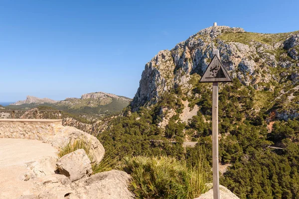 Gefahrenschild im bergigen Teil der Insel Mallorca. Spanien — Stockfoto