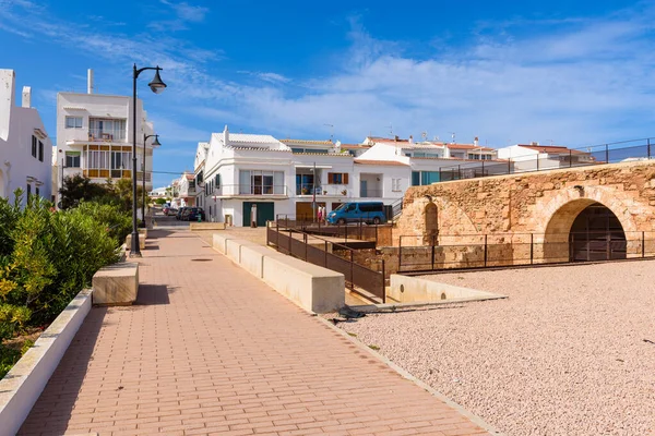 Menorca, España - 12 de octubre de 2019: Pueblo español de Fornells en Menorca y fortaleza El Castillo de Sant Antoni . — Foto de Stock