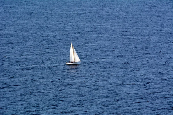 一艘孤零零的帆船在蓝色的海面上航行 地中海 — 图库照片