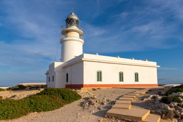 Cavalleria deniz fenerinin beyaz kulesi Menorca adasının en kuzey noktasında yer almaktadır. Baleares, İspanya