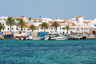 Menorca, İspanya - 12 Ekim 2019: Balearic Adası 'nın kuzeyindeki bir körfezde bulunan Fornells köyü