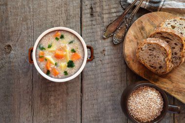 Krupnik, ahşap arka planda sebzeli arpa çorbası parlat.