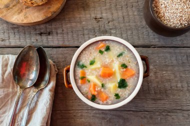 Krupnik, ahşap arka planda sebzeli arpa çorbası parlat.