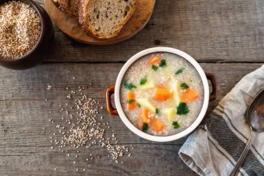 Krupnik, ahşap arka planda sebzeli arpa çorbası parlat.