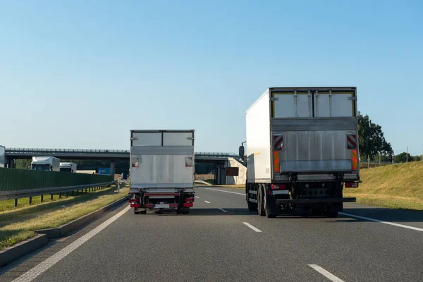 Ciężarówki Towarowe Autostradzie Pojęcie Bezpiecznej Jazdy — Zdjęcie stockowe