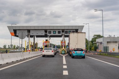 Wroclaw, Polonya - 16 Temmuz 2019: ücret geçiş noktası. Polonya 'da otoyoldaki gişeler