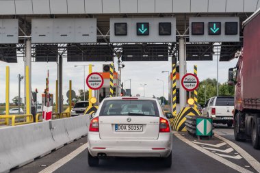 Wroclaw, Polonya - 16 Temmuz 2019: ücret geçiş noktası. Polonya 'da otoyoldaki gişeler