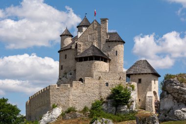 BOLICE, POLAND - 18 Temmuz 2019 Polonya 'daki Kartal Yuvaları' nın en güzel kalelerinden biri olan Kraliyet Kalesi Bobolice.