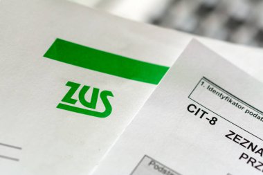 Gdansk, Polonya - 31 Mart 2020: ZUS (Ulusal Sosyal Sigorta Şirketi) logosu ve gelir cilası vergi formu CIT