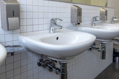 Halka açık tuvalete beyaz porselen lavabo. Antivirüs sağlık koruma kavramı