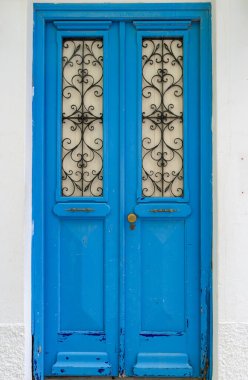 Yunanistan 'ın Paros adasının başkenti Pariki' deki geleneksel bir Yunan evinin renkli kapısı
