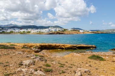 Paros adasındaki Naoussa köyündeki Rocky sahili. Kiklad. Yunanistan.