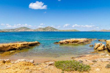 Yunanistan 'ın Paros adasında bahar aylarında turkuaz deniz suyuyla güzel bir koy