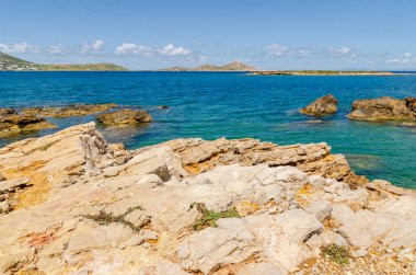 Paros adasındaki Naoussa köyündeki Rocky sahili. Kiklad. Yunanistan.