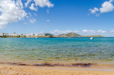 Yunanistan 'ın Paros adasında kristal deniz suyuyla güzel Naoussa plajı