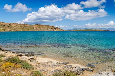 Paros Adası 'ndaki güzel Monastiri Körfezi. Cyclades, Yunanistan