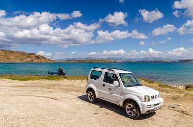 Paros, Yunanistan - 8 Nisan 2014: Suzuki Jimny arabası Paros Adası 'ndaki Monastiri Körfezi' nin yanına park edildi