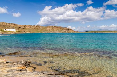 Monastiri körfezi, Paros adasındaki kristal deniz suları. Cyclades, Yunanistan