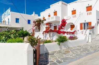 Paros, Yunanistan - 18 Nisan 2014: Paros Adası 'ndaki yazlık villa, güzel Yunan mimarisi. Kiklad
