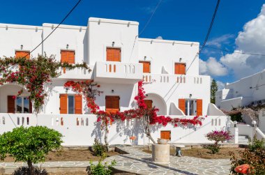 Paros, Yunanistan - 18 Nisan 2014: Paros Adası 'ndaki yazlık villa, güzel Yunan mimarisi. Kiklad