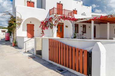 Paros, Yunanistan - 18 Nisan 2014: Paros Adası 'ndaki yazlık villa, güzel Yunan mimarisi. Kiklad