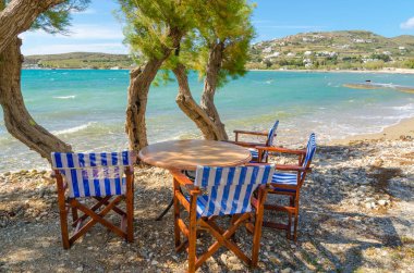 Yunanistan 'ın Kiklad adasındaki Paros adasındaki deniz kıyısında romantik bir taverna. Avrupa.