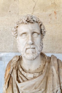 Atina, Yunanistan - 21 Nisan 2014: İmparator Antoninus Pius 'un başı, Atina' nın antik Agora 'sı Attalos' ta.