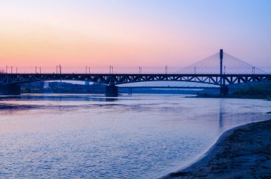 Wisla Nehri üzerindeki Varşova Swietokrzyski Köprüsü..