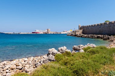 Körfezin ve Rodos 'taki Mandrakia limanının manzarası. Yunanistan