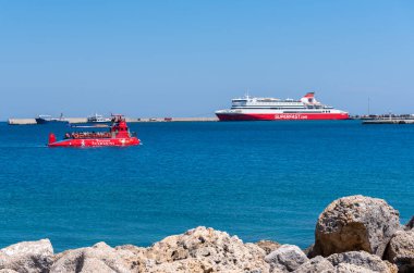 Rodos, Yunanistan - 13 Mayıs 2018: Rodos Mandraki limanının manzarası.