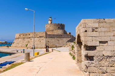 Mandraki 'nin Rodos limanındaki Aziz Niklas Kalesi. Yunanistan