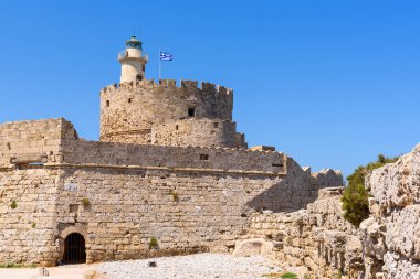 Mandraki 'nin Rodos limanındaki Aziz Niklas Kalesi. Yunanistan