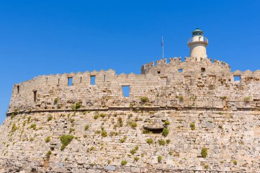 Mandraki 'nin Rodos limanındaki Aziz Niklas Kalesi. Yunanistan