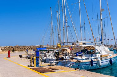 Rodos, Yunanistan - 13 Mayıs 2018: Yat in the Marina. Rodos 'ta Mandraki Limanı.