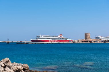 Rodos, Yunanistan - 13 Mayıs 2018: Yunanistan 'ın Rodos limanına yanaşan Süper Hızlı Feribot Feribotları