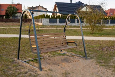 Karantina nedeniyle konut parkında boş bir bank. Avrupa 'da Coronavirüs.