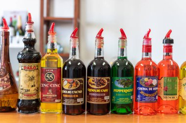 Menorca, İspanya - 16 Ekim 2019: Xoriguer Menorca içki imalathanesinde geniş bir içki ve cin seçimi