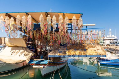 Rodos, Yunanistan - 13 Mayıs 2018: Yerel ürünler Rodos limanında bir teknede satıldı. Dodecanese Adaları. Yunanistan