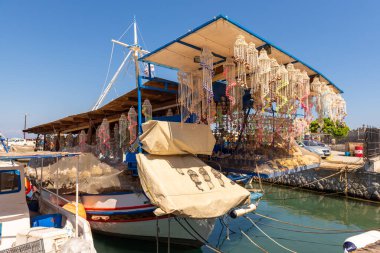 Rodos, Yunanistan - 13 Mayıs 2018: Yerel ürünler Rodos limanında bir teknede satıldı. Dodecanese Adaları. Yunanistan