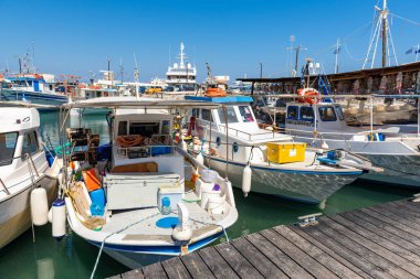 Rodos, Yunanistan - 13 Mayıs 2018: Rodos limanında balıkçı tekneleri