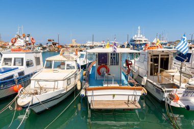 Rodos, Yunanistan - 13 Mayıs 2018: Rodos Mandraki limanında balıkçı tekneleri.