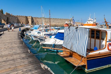 Rodos, Yunanistan - 13 Mayıs 2018: Rodos limanında balıkçı tekneleri ile kıyı gezisi.