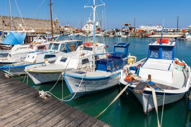 Rodos, Yunanistan - 13 Mayıs 2018: Rodos Mandraki limanında balıkçı tekneleri.