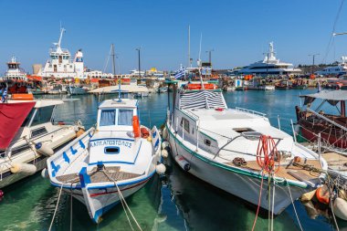 Rodos, Yunanistan - 13 Mayıs 2018: Rodos Mandraki limanında balıkçı tekneleri.